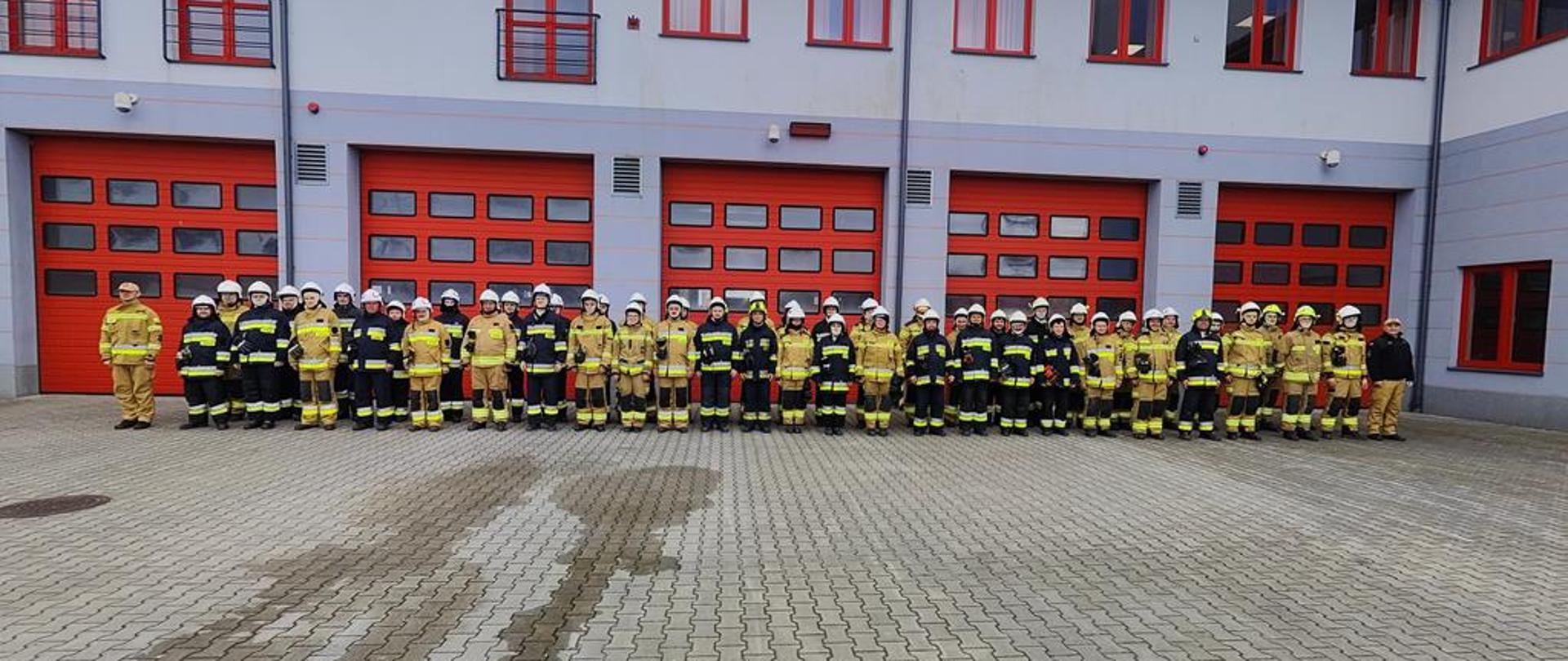 Nowi adepci pożarnictwa w powiecie staszowskim.