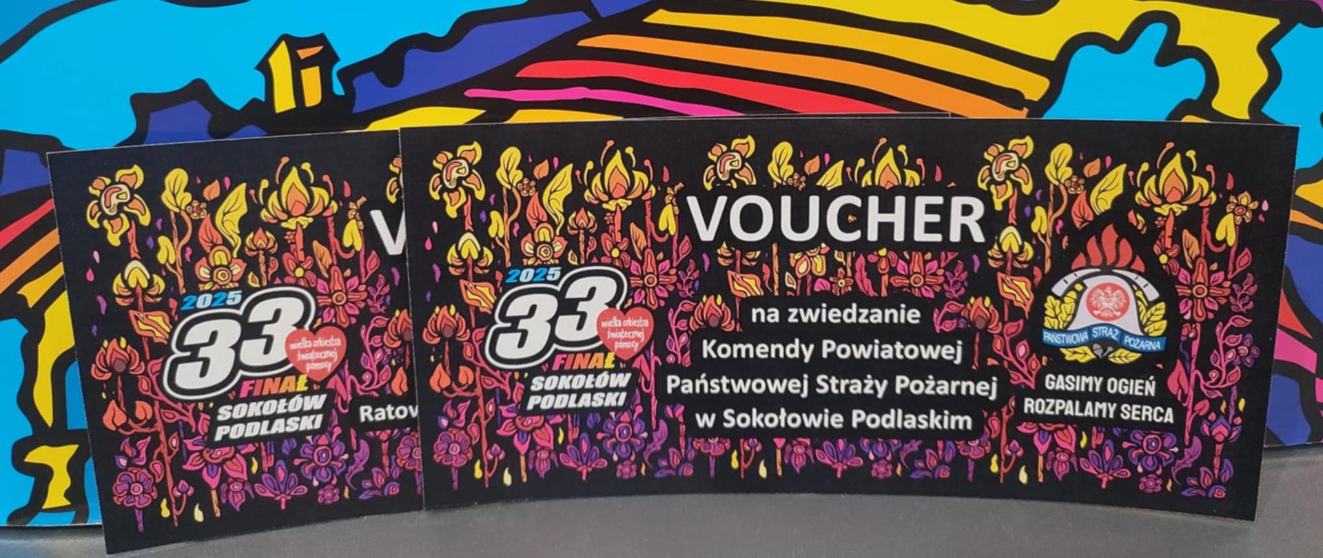 Na zdjęciu widoczne są trzy czarne vouchery, które leżą na kolorowym tle. Kolory na tle są jaskrawe i sprawiają wrażenie rozpływających się, przypominając płynną farbę lub sztukę psychodeliczną.
Każdy voucher ma identyczny design z przodu, ozdobiony wzorem żółtych, czerwonych i pomarańczowych kwiatów oraz zielonych liści.
Na lewym voucherze, w lewym górnym rogu widnieje biały napis "2025" oraz duża, biała liczba "33". Poniżej znajduje się biały napis "wielka orkiestra świątecznej pomocy", a pod nim "FINAL" i "SOKOŁÓW PODLASKI". Po prawej stronie tego vouchera częściowo widoczny jest napis "Ratov".
Centralny voucher, podobnie jak lewy, ma napis "2025", "33", "wielka orkiestra świątecznej pomocy", "FINAL" i "SOKOŁÓW PODLASKI".
Prawy voucher, najbardziej czytelny, ma duży biały napis "VOUCHER" na górze. Poniżej znajduje się czarny tekst na białym tle "na zwiedzanie Komendy Powiatowej Państwowej Straży Pożarnej w Sokołowie Podlaskim". Po prawej stronie vouchera widoczne jest logo Państwowej Straży Pożarnej, składające się z białego orła na czerwonym tle i tarczy z krzyżem i płomieniem. Poniżej logo znajduje się napis "STRAŻ POŻARNA" oraz hasło "GASIMY OGIEŃ ROZPALAMY SERCA".
Tło za voucherami jest częściowo zasłonięte, ale widać na nim fragment napisu "FIN", co sugeruje słowo "FINAL".