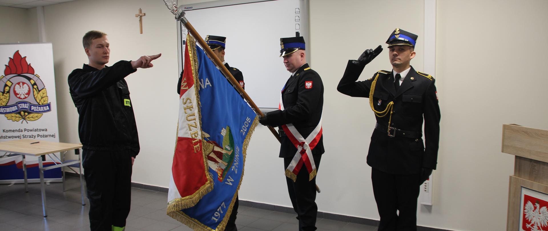 zdjęcie przedstawia moment składania ślubowania przez nowego funkcjonariusza Komendy Powiatowej PSP w Żninie 