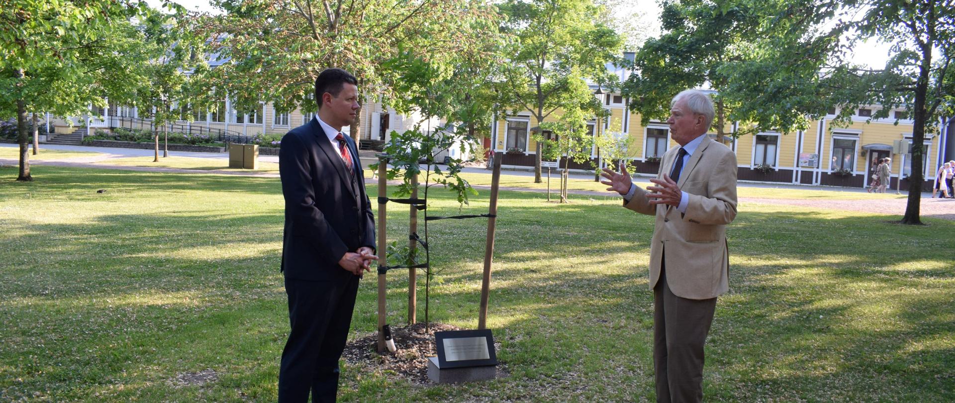 Tablica_K_Pendereckiegi_8jpg