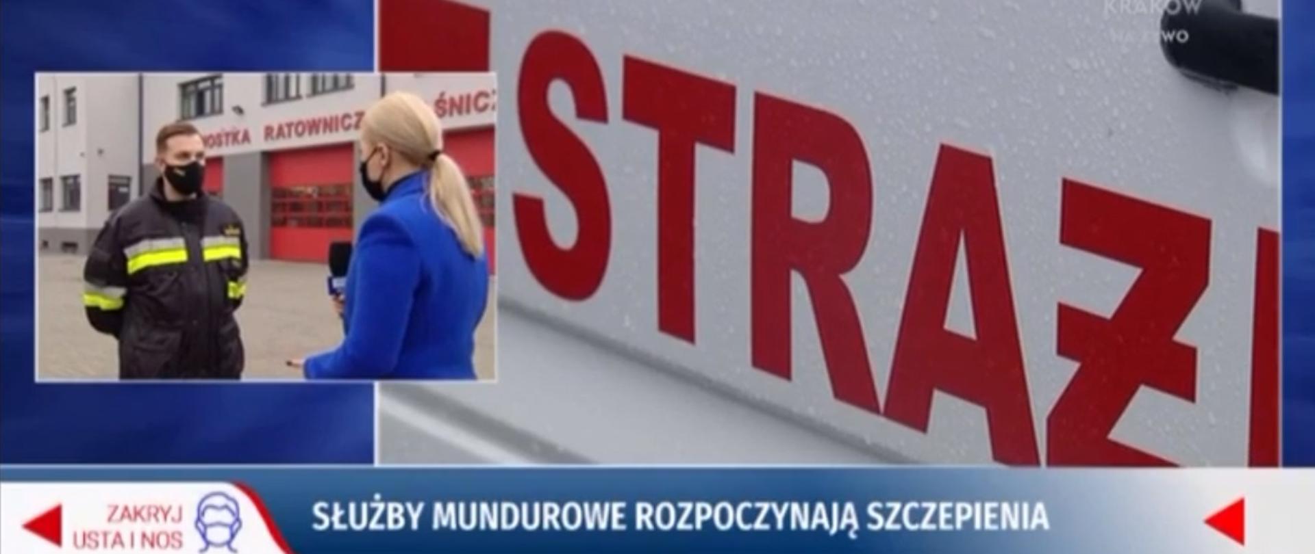 Rzecznik strażaków z reporterką w lewym okienku stoją przed JRG3 Kraków. Po prawej na dużym planie czerwone napisy STRAŻ.