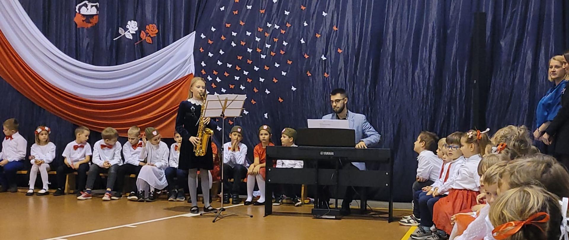 zdjęcie z występu uczniów PSM na Wieczornicy z okazji Narodowego Święta Niepodległości w Turwi