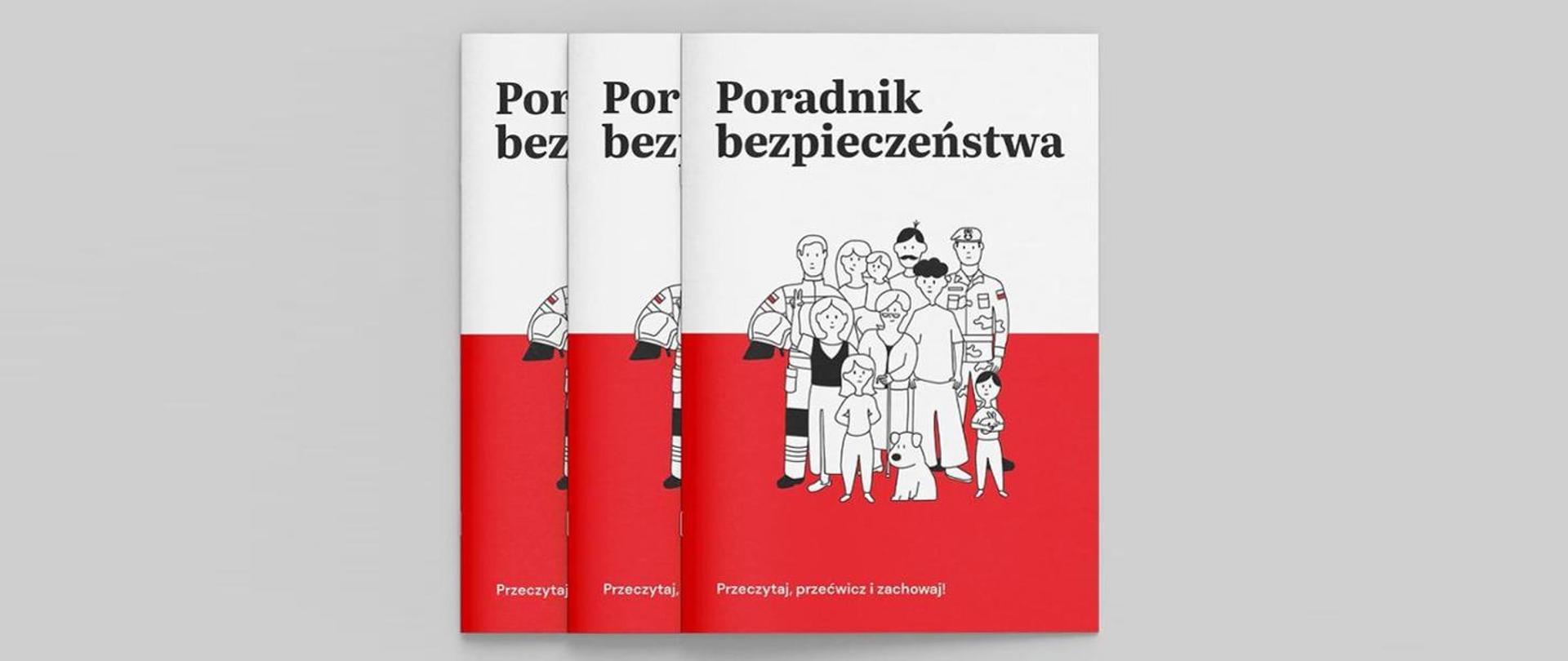 Zdjęcie przedstawia trzy identyczne broszury, ułożone obok siebie na jasnym, jednolitym tle. Książki są w pionowej pozycji, lekko nachylone w prawo, co tworzy wrażenie trójwymiarowości.
Okładka: Broszury mają okładki o prostej, dwukolorowej stylistyce. Górna część jest biała, a dolna czerwona. Na białym tle, czarną czcionką, umieszczony jest tytuł: "Poradnik bezpieczeństwa".
Ilustracja: Na okładce w pełni widocznej broszury (po prawej stronie) znajduje się czarno-biała ilustracja przedstawiająca grupę osób i zwierząt. Wśród nich są dorośli, dzieci oraz pies. Wśród dorosłych postaci, jedna ma na głowie hełm strażacki, co wskazuje na związek z bezpieczeństwem pożarowym.
Podtytuł: Pod ilustracją, na czerwonym tle, znajduje się napis "Przeczytaj, przećwicz i zachowaj!". Ten sam tekst jest widoczny na okładkach dwóch pozostałych broszur.
Zdjęcie przedstawia materiały edukacyjne, prawdopodobnie wydane przez Państwową Straż Pożarną lub inną instytucję zajmującą się bezpieczeństwem, a ich głównym celem jest edukowanie społeczeństwa w zakresie zachowania bezpieczeństwa