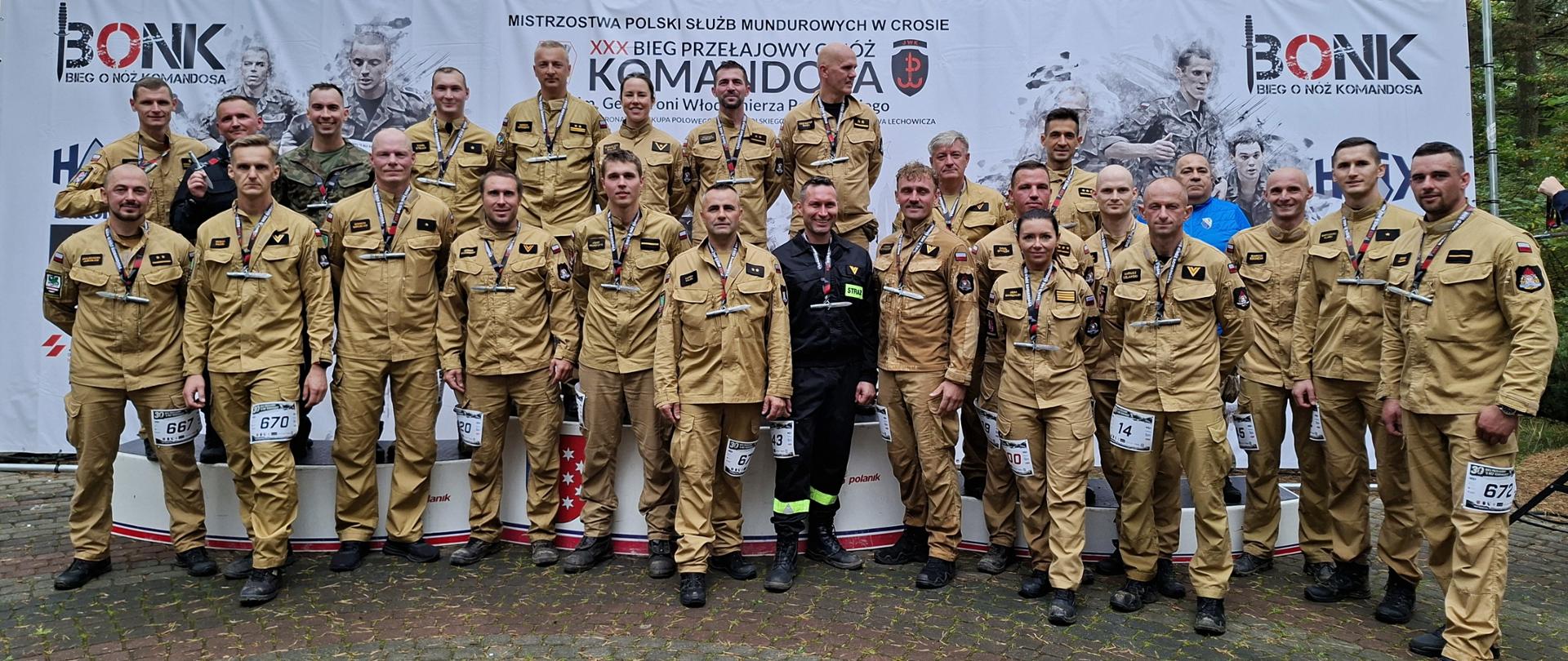 Reprezentacja województwa mazowieckiego w kategorii Straż Pożarna podczas ceremonii dekoracji po XXX Biegu Przełajowym o Nóż Komandosa. 
