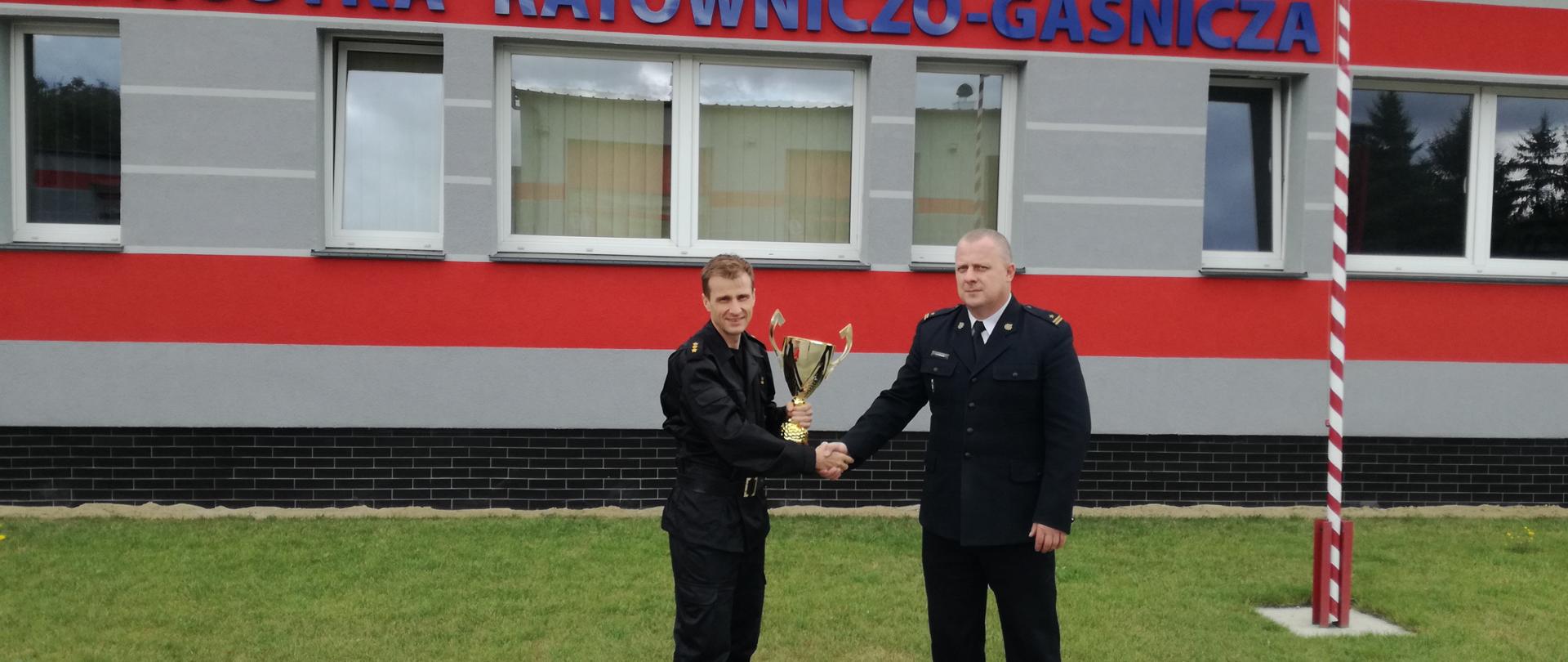 Na zdjęciu mł.bryg. Jarosław Kołak Komendant Powiatowy PSP w Złotowie gratulujący reprezentantowi KP PSP w Złotowie kpt. Piotrowi Manikowskiemu