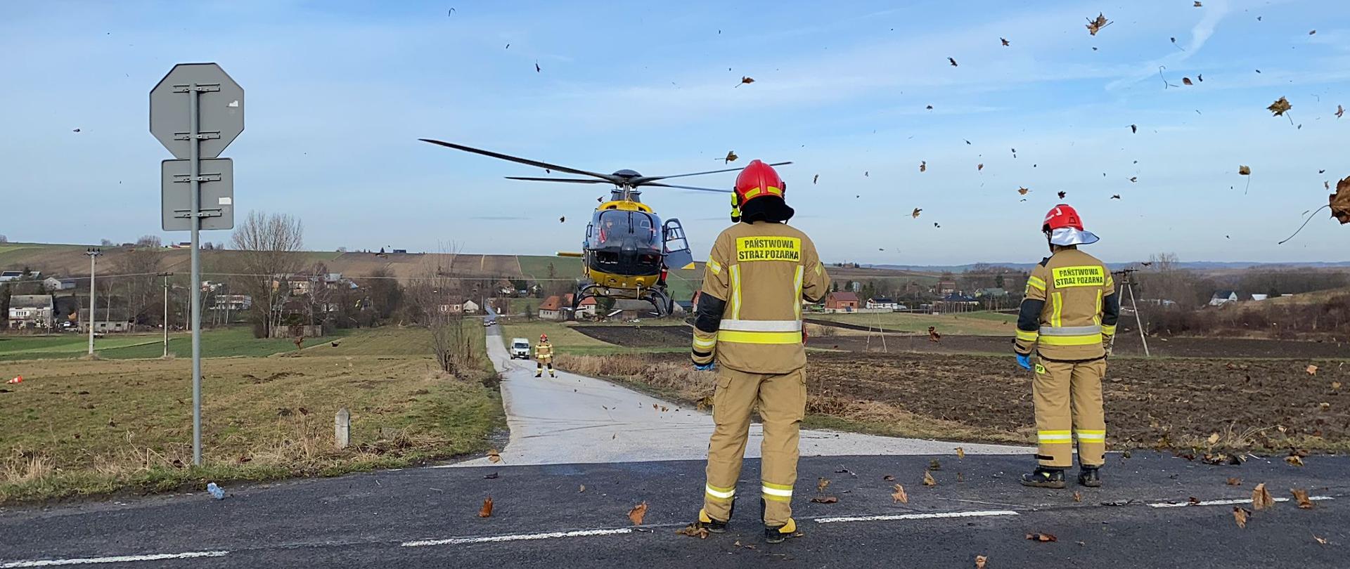 Na zdjęciu widoczny lądujący na drodze śmigłowiec LPR, oraz strażacy