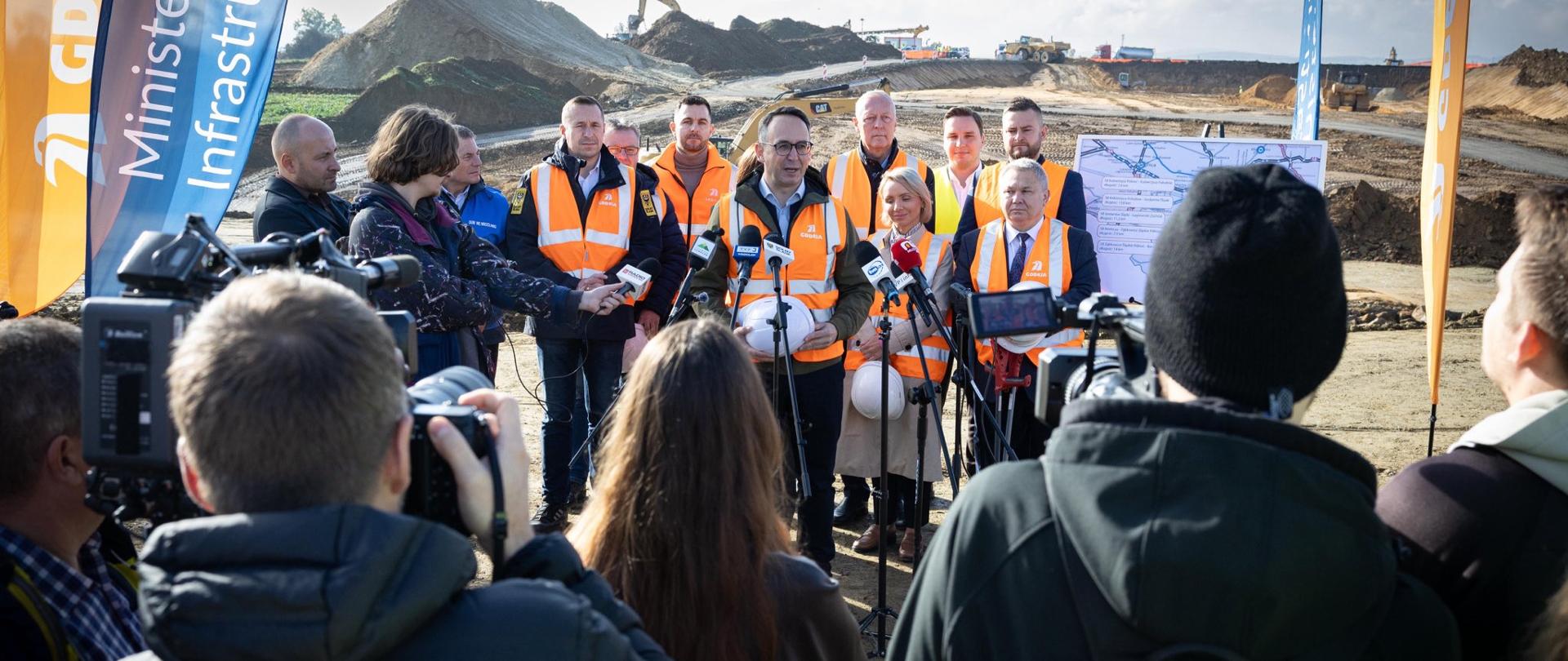 Minister infrastruktury Dariusz Klimczak wizytował 13 października 2025 r. budowę drogi ekspresowej S8 Jordanów Śląski – Łagiewniki.