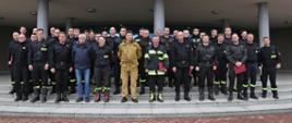 Grupowe zdjęcie uczestników warsztatów w towarzystwie Komendanta Centralnej Szkoły PSP, naczelnika wydziału nauczania oraz instruktorów