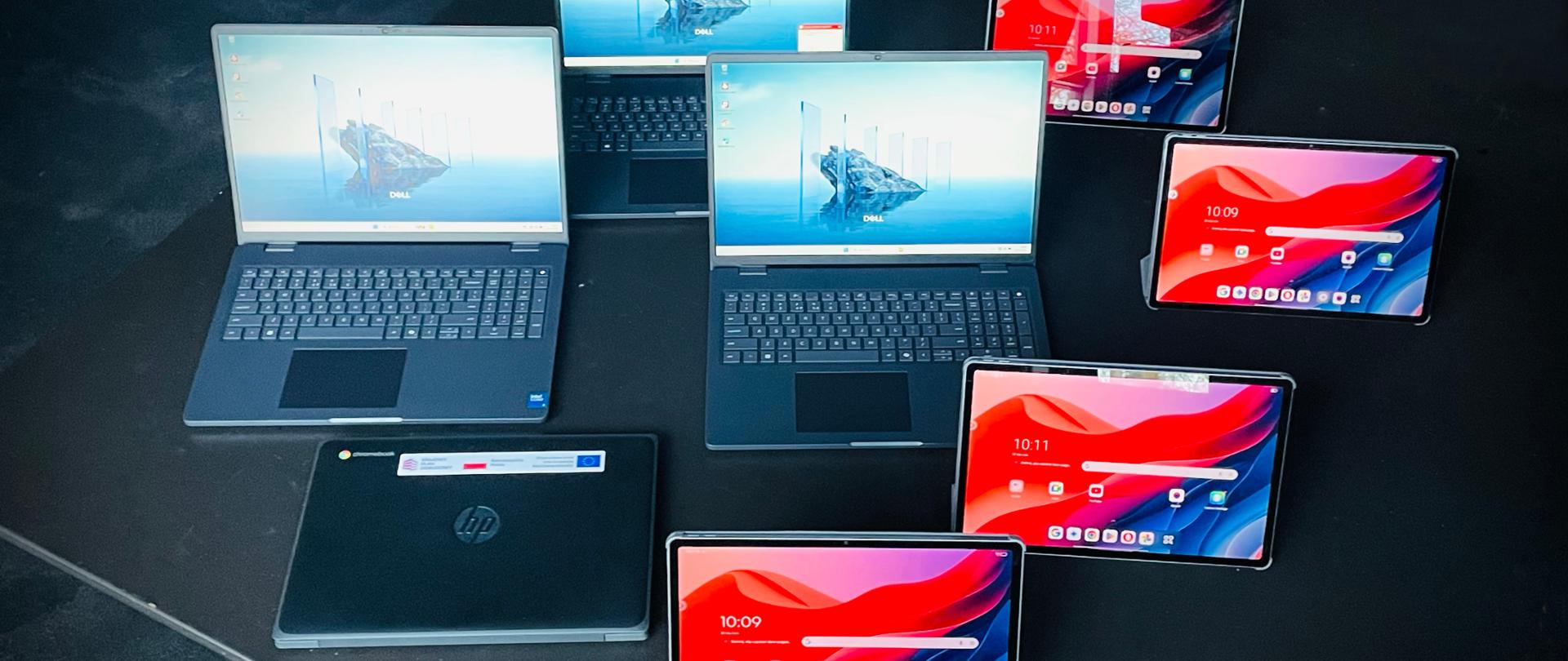 Komputery i tablety ułożone na stole