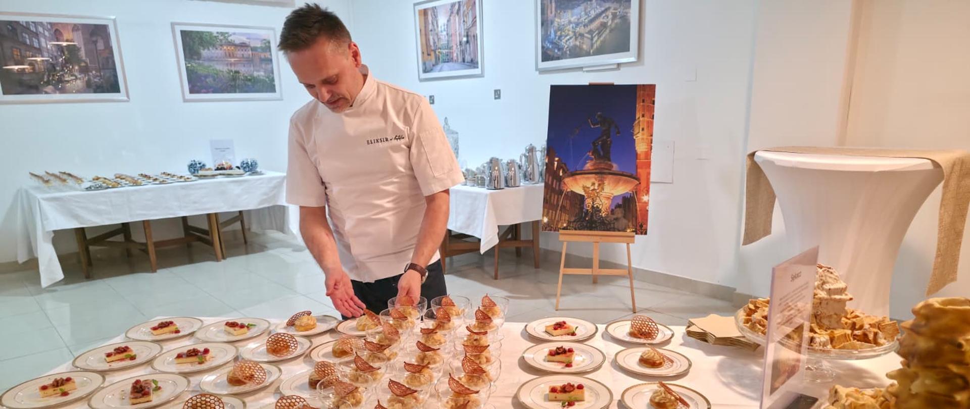 szef kuchni przygotowuje desery