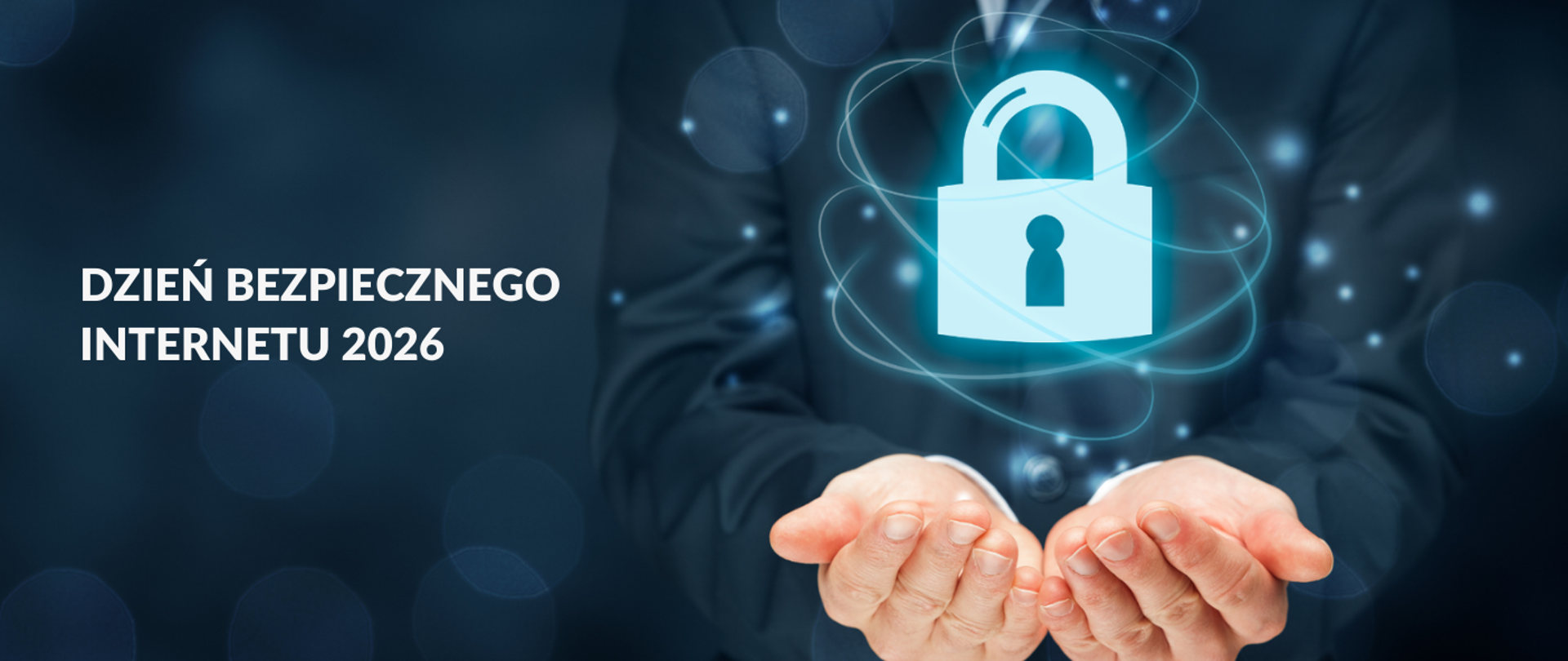 Grafika promująca Dzień Bezpiecznego Internetu 2026. Przedstawia dłonie trzymające świecącą ikonę kłódki na niebieskim, cyfrowym tle.