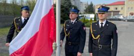 Zdjęcie ukazuje uroczyste podniesienie flagi państwowej na placu komendy 