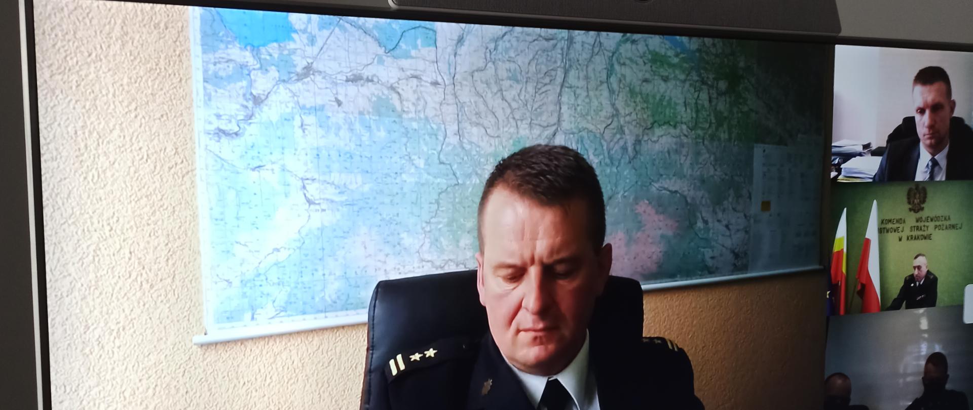 na zdjęciu jest monitor przestawiający połączenia podczas wideokonferencji z osobami biorącymi udział w naradzie