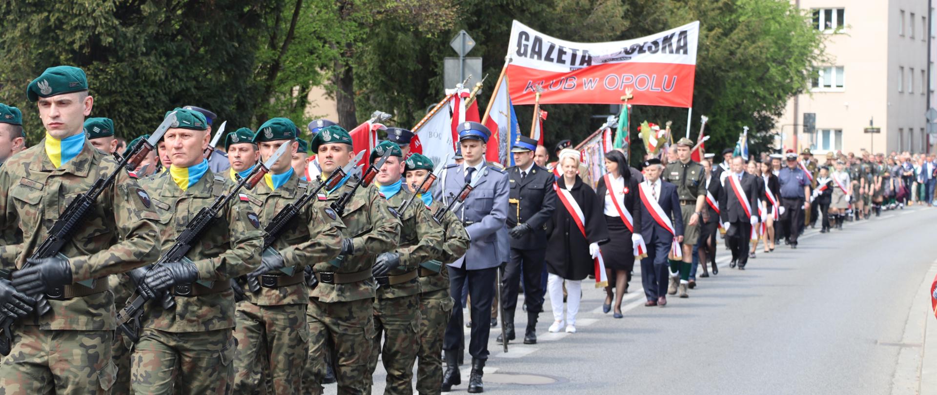 Przemarsz uczestników uroczystości pod Pomnik Bojowników o Polskość Śląska Opolskiego 