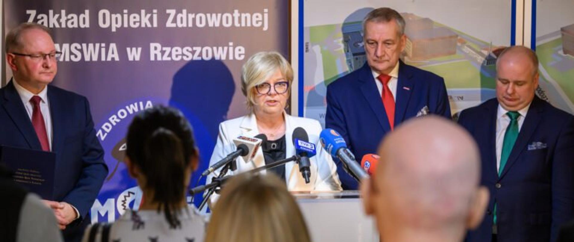 Wojewoda podkarpacki Teresa Kubas-Hul i wiceminister MSWiA Wiesław Szczepański podczas konferencji prasowej w szpitalu MSWiA