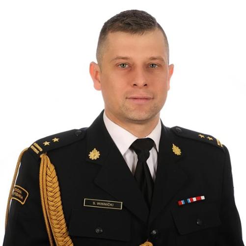 Zdjęcie przedstawia Zastępcę Komendanta Powiatowego bryg. Szymona Winnickiego w umundurowaniu. 