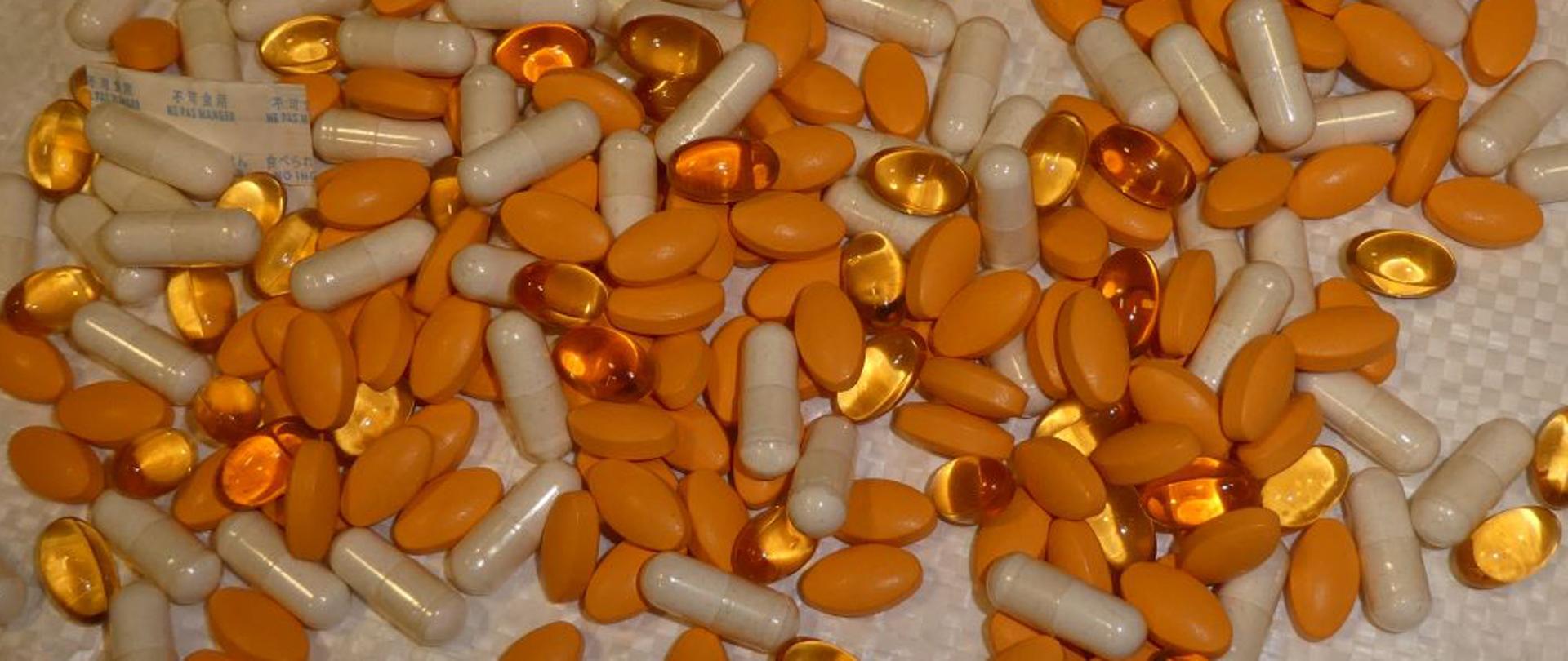 Na stole leżą różnej wielkości tabletki (źródło: MF)