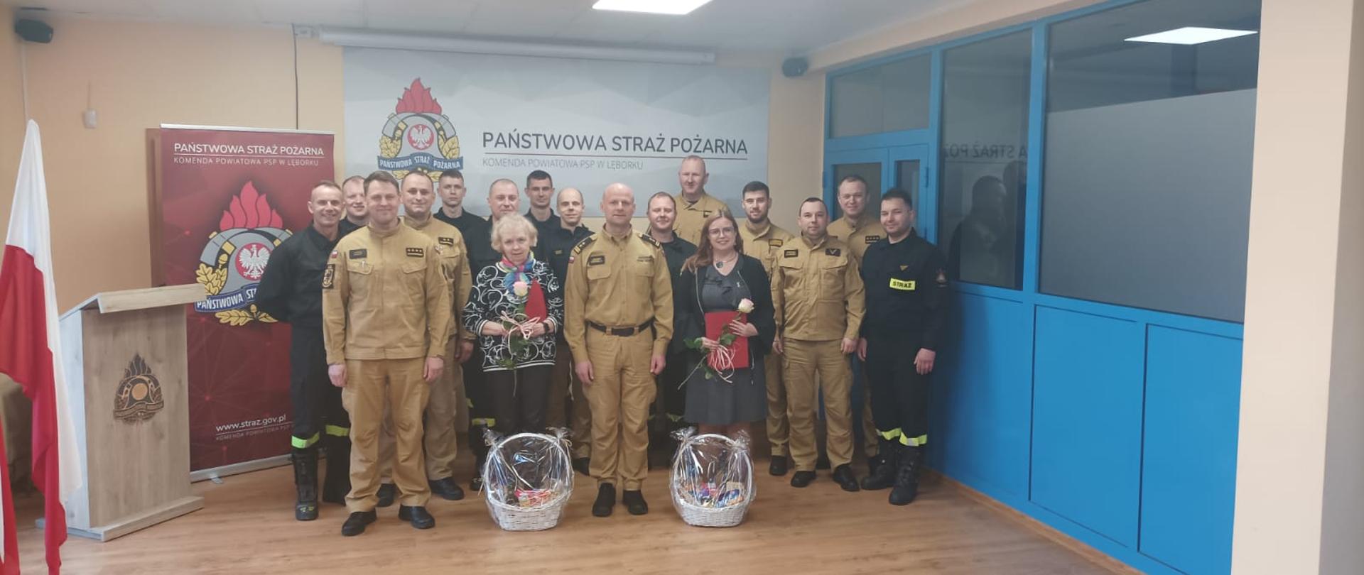Zdjęcie przedstawia funkcjonariuszy i pracowników Komendy Powiatowej Państwowej Straży Pożarnej w Lęborku.