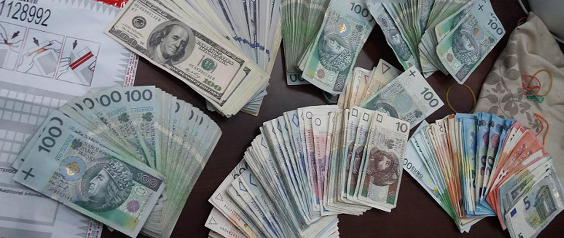 Banknoty rozłożone na stole