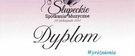 Na cieniowanym, jasno-różowo-białym tle od góry logo Słupeckich Spotkań Muzycznych z gitarą i akordeonem, niżej jest napisane dyplom wyróżnienia Miłosz Leks Państwowa Szkoła Muzyczna I stopnia im. A. Tansmana w Kępnie, jeszcze niżej znajduje się pieczątka organizatora, podpisy jurorów i na samym dole grafika budynków. 