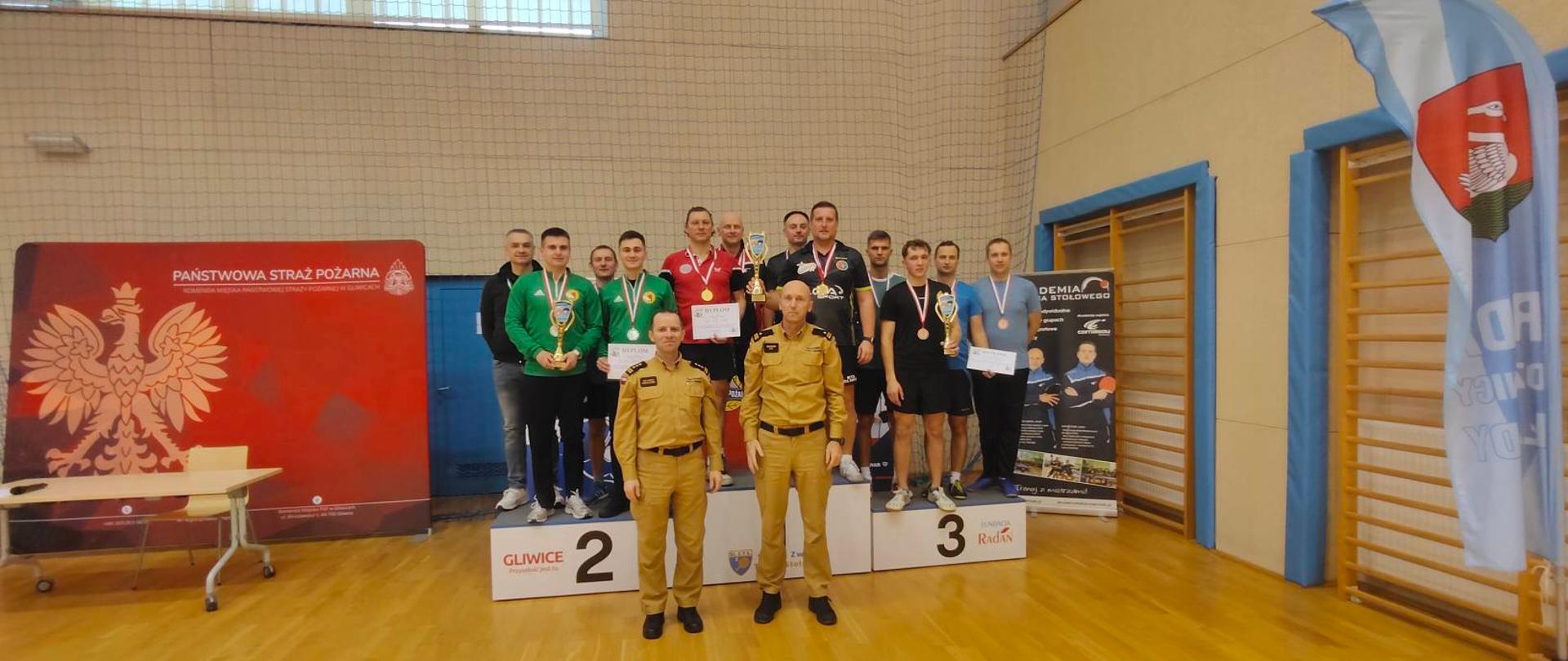 Zastępca Śląskiego Komendanta Wojewódzkiego oraz Zastępca Komendanta Miejskiego wraz z zwycięzcami drużynowymi. 