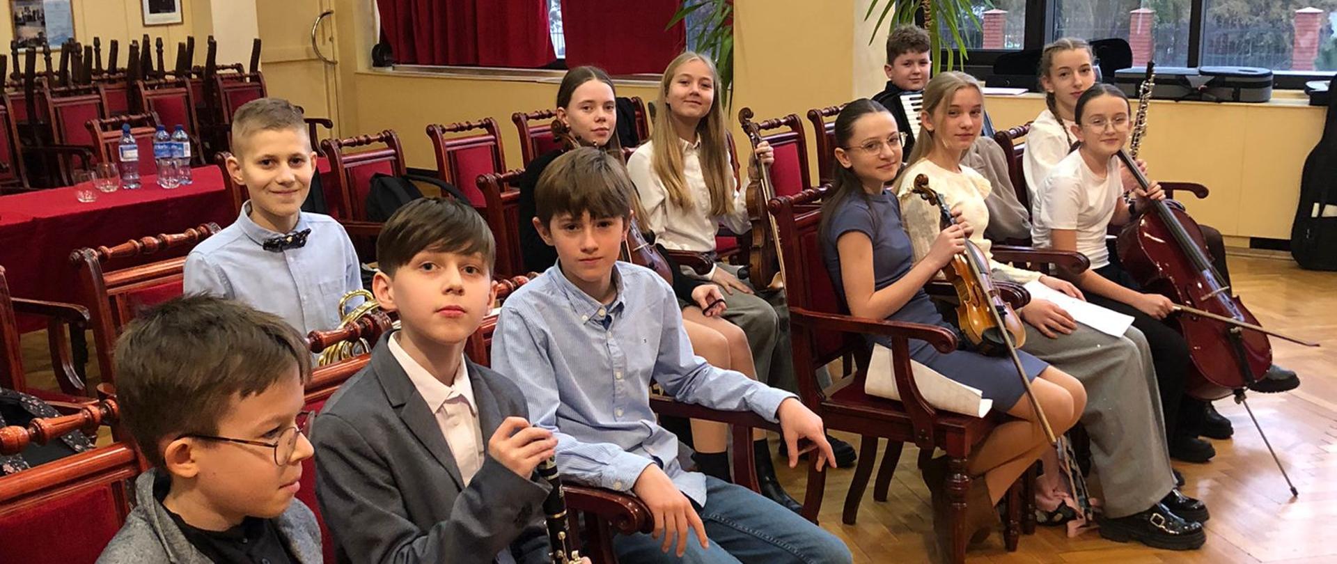 Wykonawcy i publiczność na widowni.