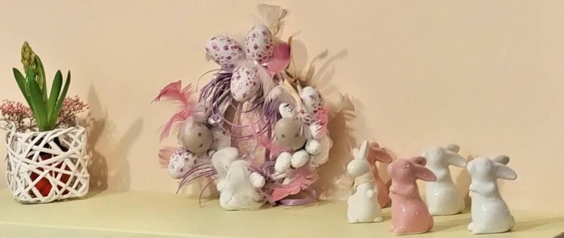 Zdjęcie ozdób wielkanocnych w pastelowych kolorach. Własnoręcznie wykonane wianki i porcelanowe zajączki.