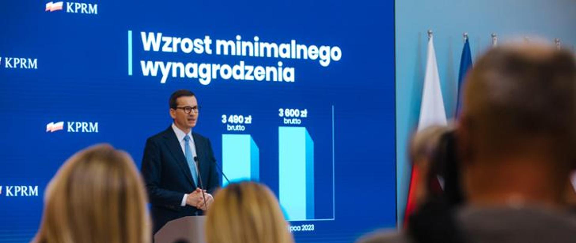 Jeden mężczyzna stojący przy mównicy i wypowiadający się