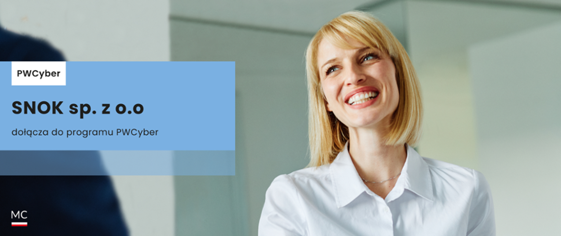 Napis po lewej stornie SNOK dołącza do programu PWCYber. Po prawej stornie uśmiechnięta blondynka w białej koszuli