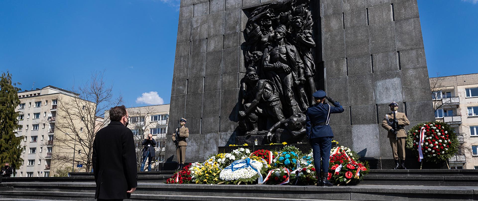 Minister Mariusz Kamiński składa wieniec z okazji rocznicy wybuchu Powstania w Getcie Warszawskim