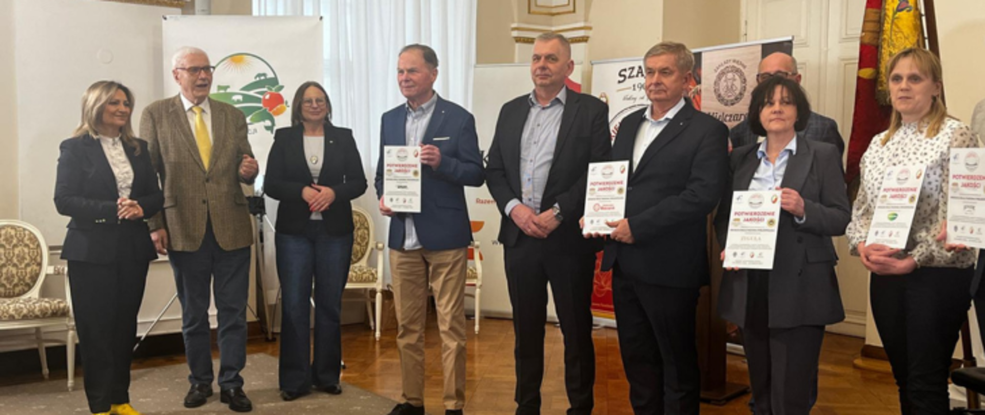 Uczestnicy uroczystości wręczenia potwierdzeń uzyskania świadectwa jakości dla produktu "Kiełbasa biała parzona wielkopolska".
