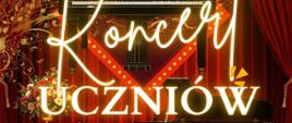  Na tle czerwonej kurtyny scenicznej widoczny jest fortepian koncertowy oświetlony reflektorami. Wokół pojawiają się dekoracyjne nuty i kwiaty. Duży napis "Koncert uczniów.