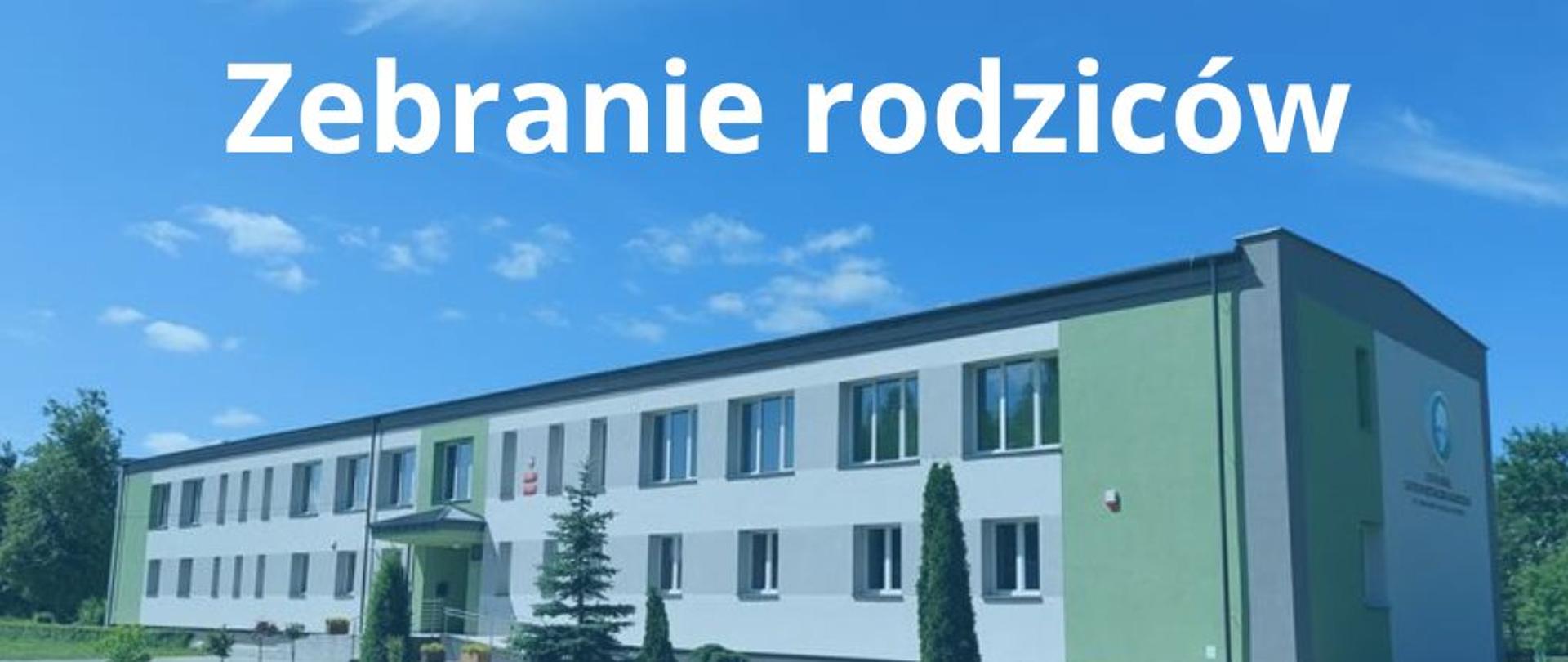 Napis "Zebranie rodziców" na tle szkoły