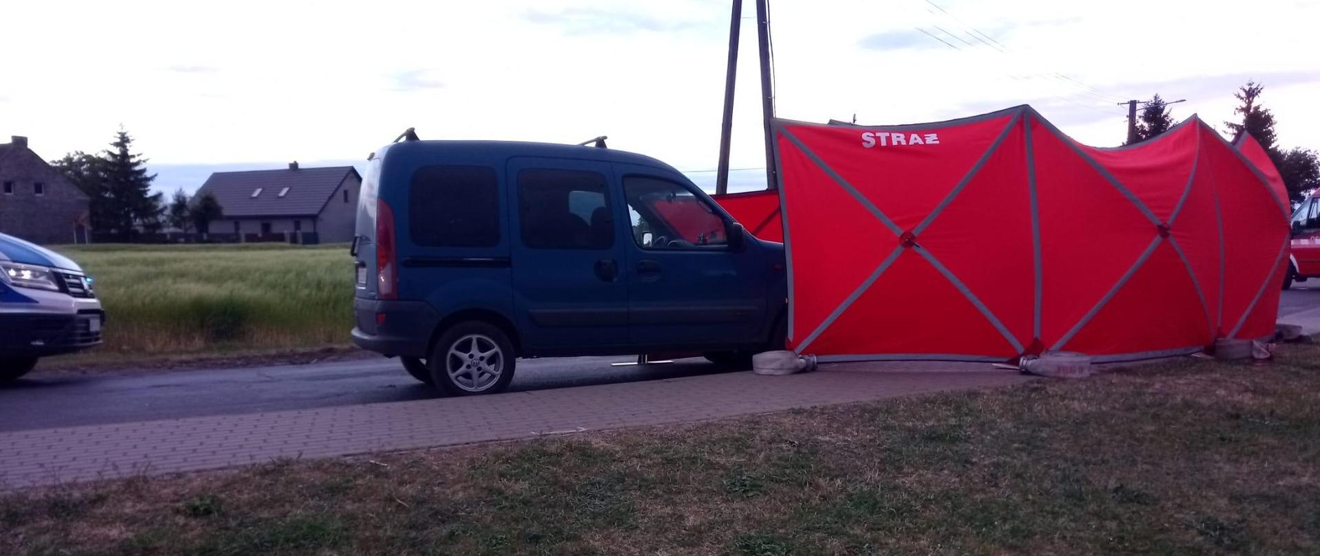 Miejsce wypadku zasłonięte parawanem