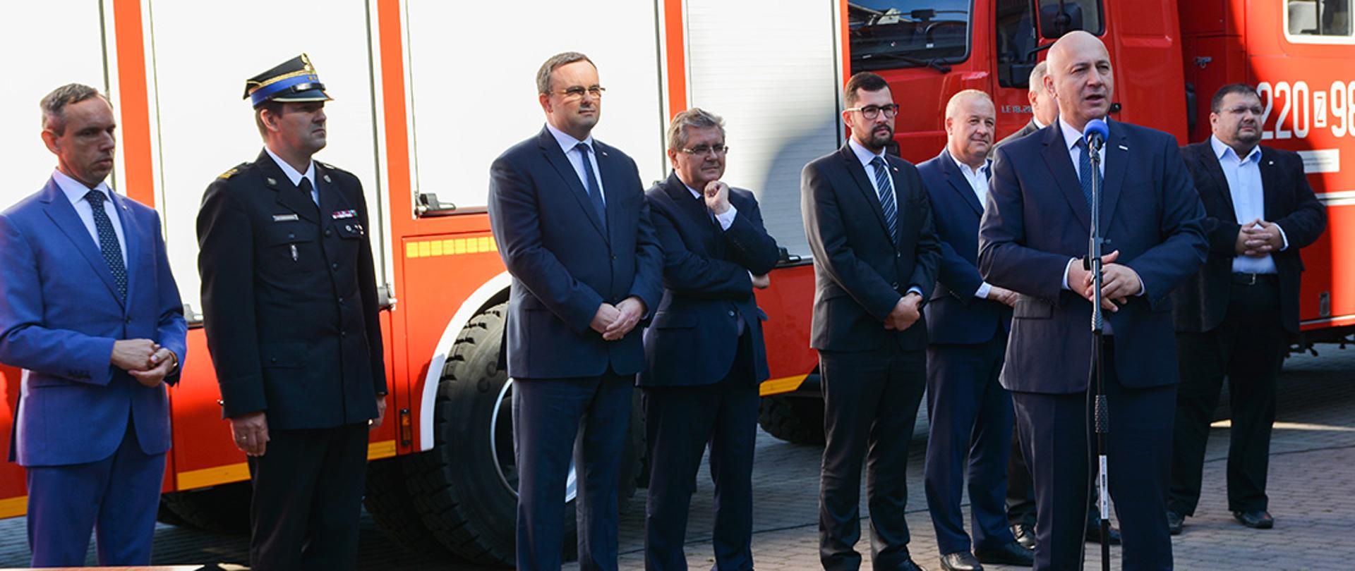 Podpisanie umów na dofinansowanie zakupów nowych samochodów i łodzi ratowniczych dla OSP w Zachodniopomorskiem