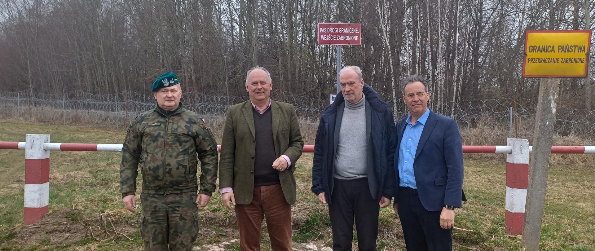 Sekretarz Stanu w MON Paweł Zalewski wraz z Ambasadorem Francji Etienne’em de Poncins oraz Ambasadorem Niemiec Miguelem Bergerem w dniu 25.03.2026 r. złożyli wizytę w 15 Brygadzie Zmechanizowanej w Giżycku oraz na granicy polsko-rosyjskiej gdzie zapoznali się z programem „Tarcza Wschód”.