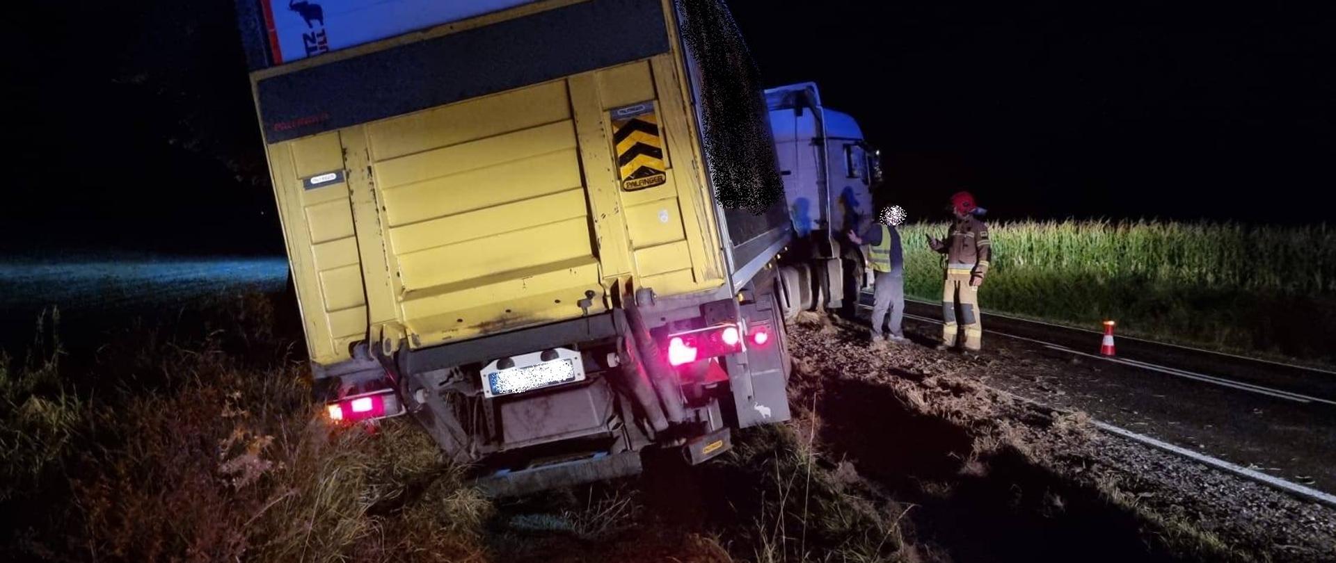 Samochód ciężarowy wypadł z drogi na DK15 w Kwieciszewie