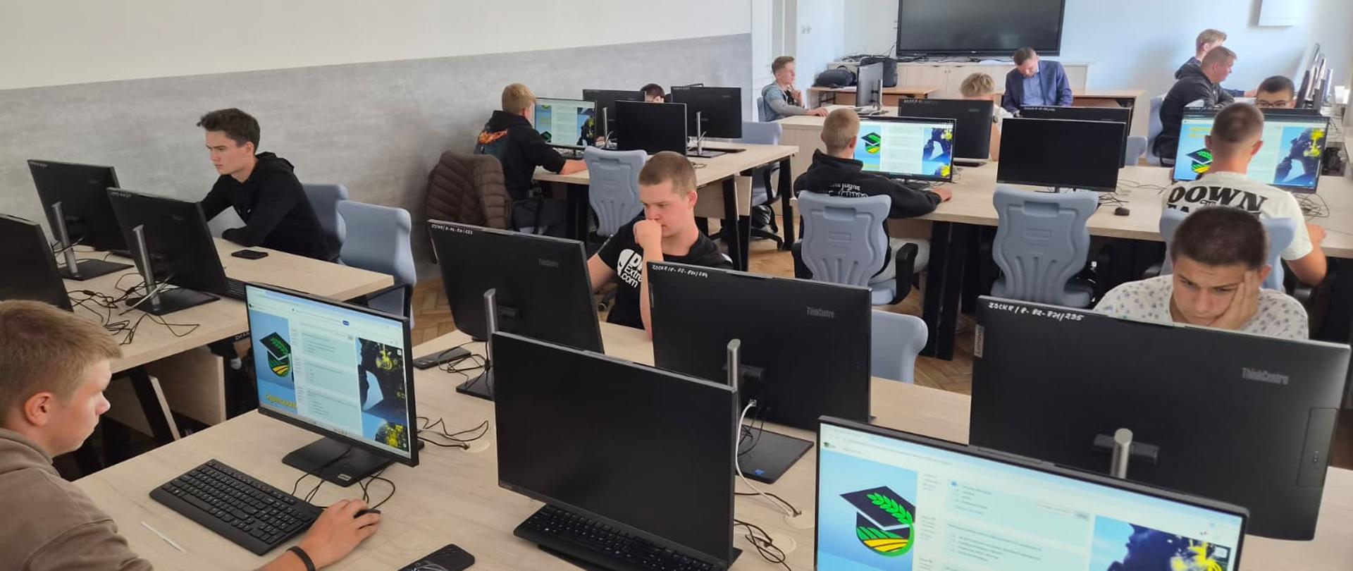 Licznie zebrani w sali komputerowej uczniowie ZSCKR biorą udział w konkursie