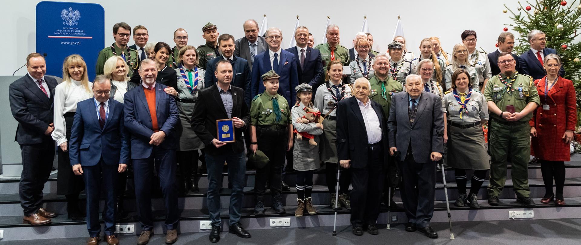 Wiele osób pozujących do zdjęcia