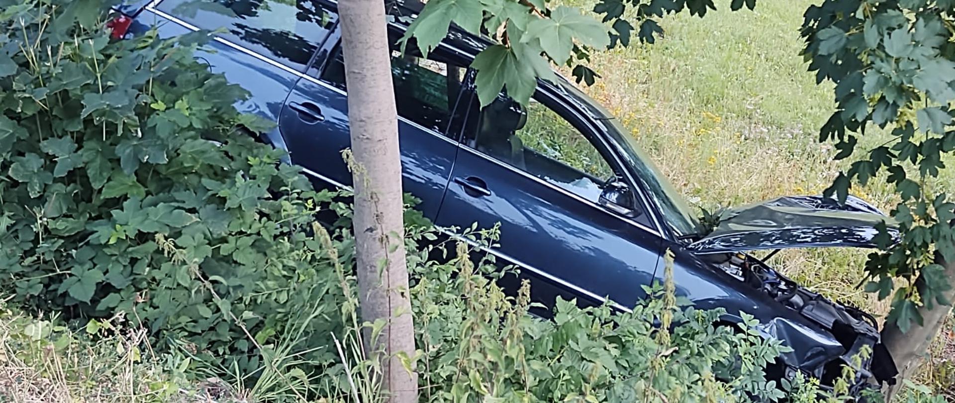 Samochód osobowy poza drogą