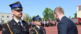 Wicewojewoda łódzki Marcin Buchali w imieniu Prezydenta RP Andrzeja Dudy wręcza odznaczenia strażakom