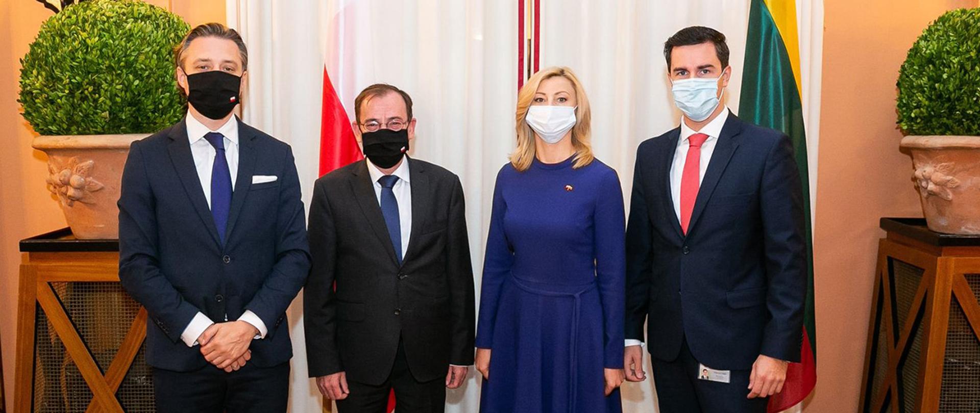 Na zdjęciu: minister Mariusz Kamiński, minister Rita Tamašunienė, wiceminister Bartosz Grodecki oraz kanclerz Valdemar Urban pozują do wspólnego zdjęcia