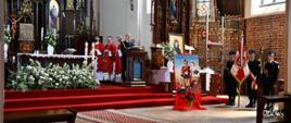 Powiatowe obchody Dnia Strażaka w Namysłowie. Na zdjęciu poczet sztandarowy podczas mszy świętej w intencji strażaków.