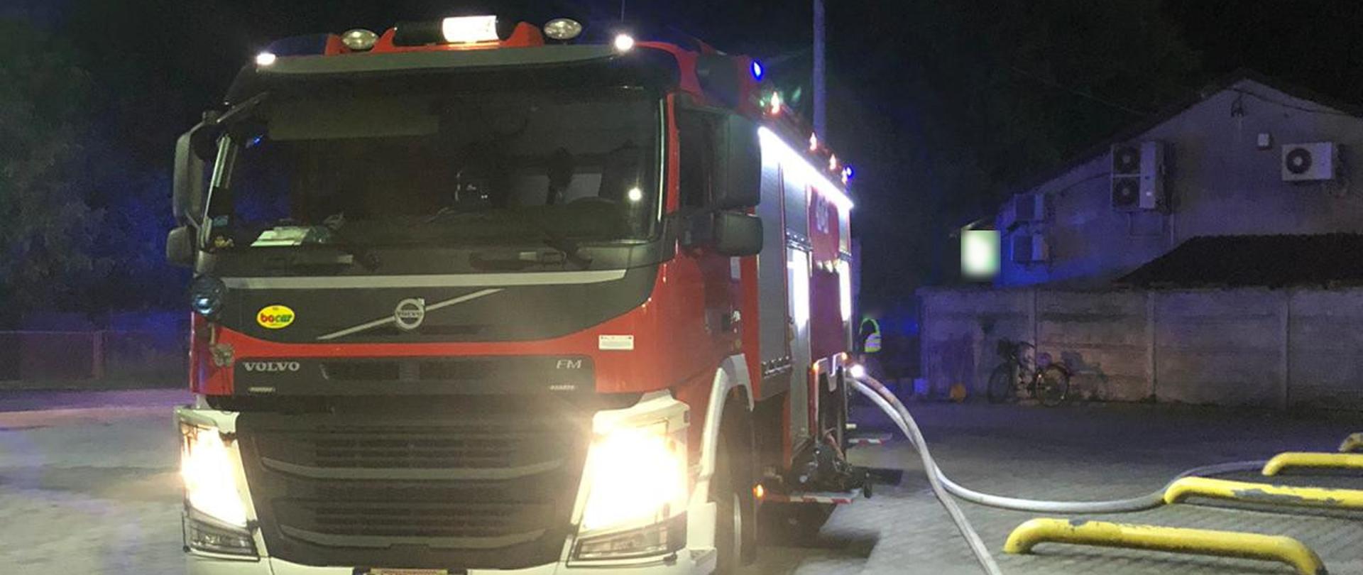 widoczne miejsce zdarzenia oraz działające zastępy straży pożarnej.