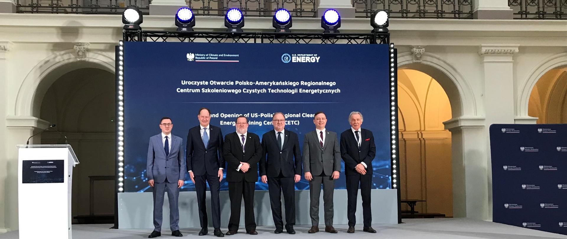 Od lewej: wiceminister klimatu i środowiska Miłosz Motyka, ambasador USA w Polsce Mark Brzezinski, przedstawiciel Departamentu Energii USA Michael Goff, Rektor Politechniki Warszawskiej prof. Krzysztof Zaremba, Prezes Państwowej Agencji Atomistyki Andrzej Głowacki, Dyrektor Generalny Izby Gospodarczej Energetyki i Ochrony Środowiska Bogdan Pilch.