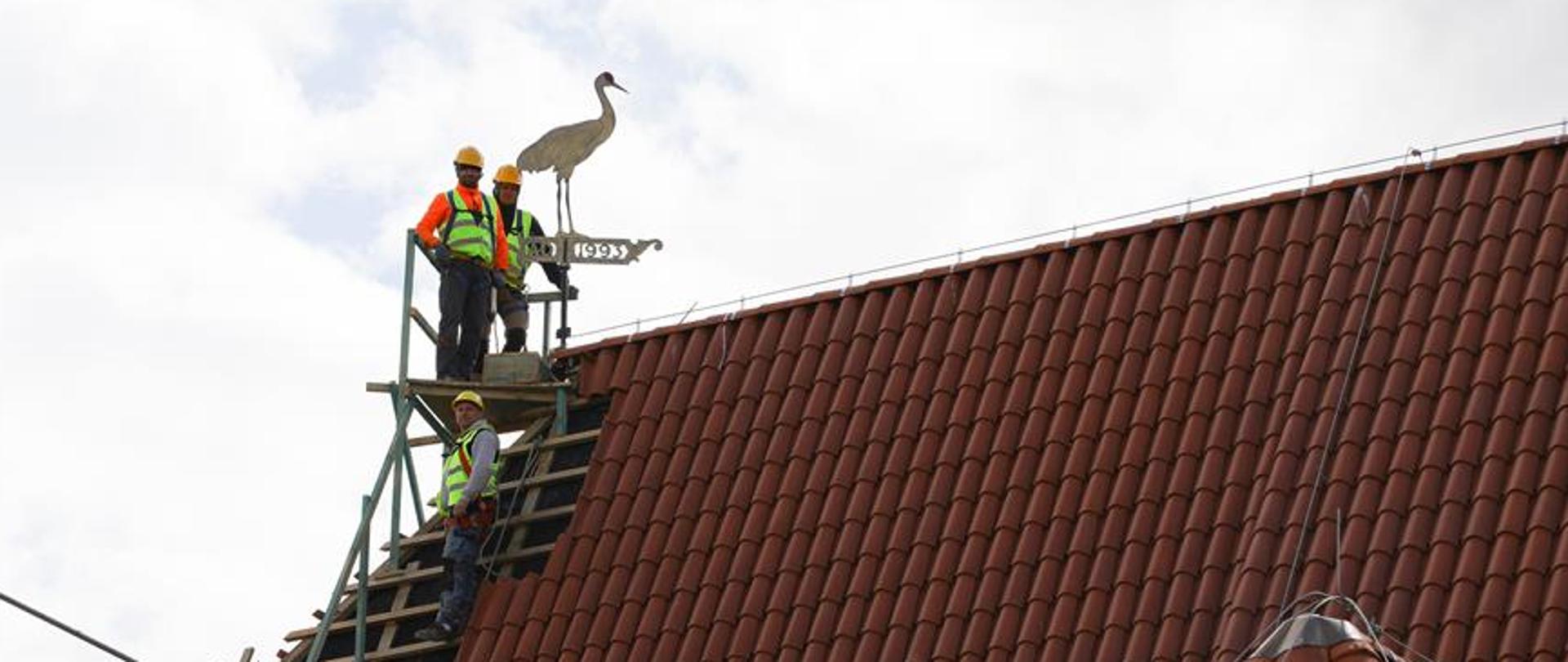 Wiatrowskaz w kształcie żurawia powrócił na modernizowany zabytkowy dźwig portowy w Gdańsku, fot. Danuta Matloch