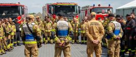 Strażacy w trackie podsumowania ćwiczeń przez kierujących działaniami. 