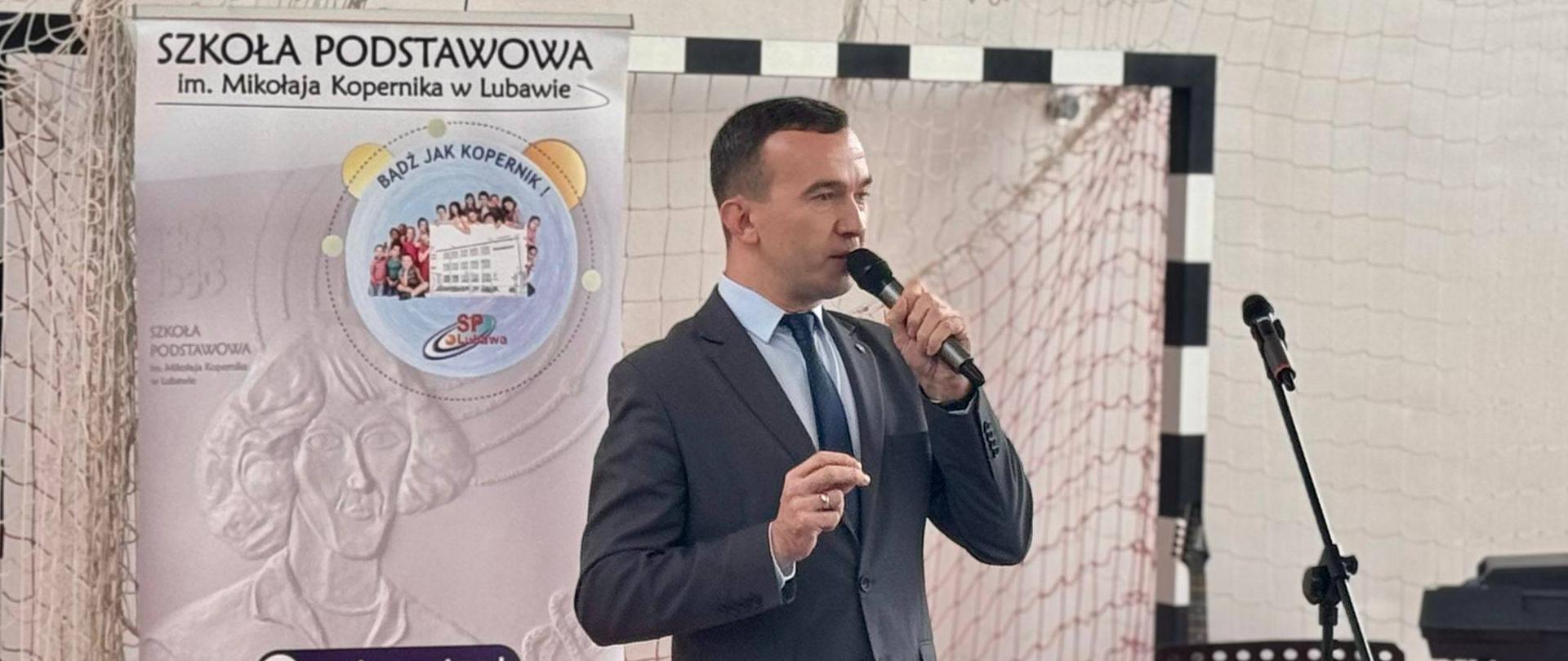 Mężczyzna w garniturze przemawia 