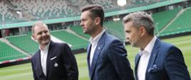 Rozmowa ministra Bortniczuka z wiceprezesami na stadionie piłkarskim
