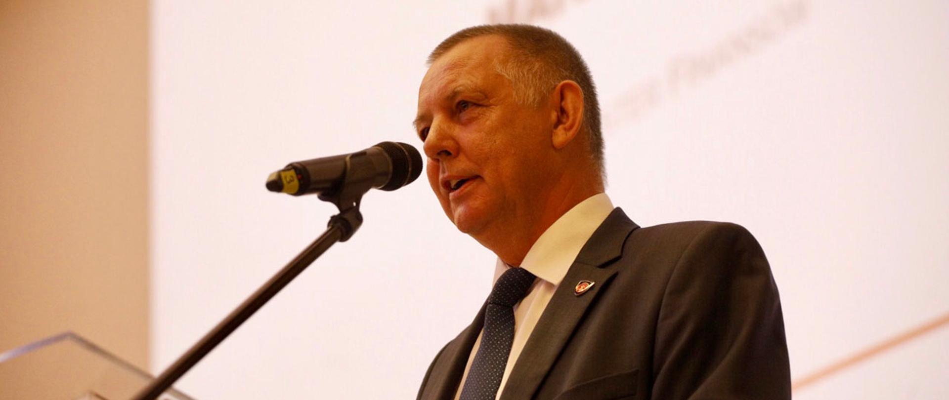 Minister finansów Marian Banaś przemawia podczas debaty